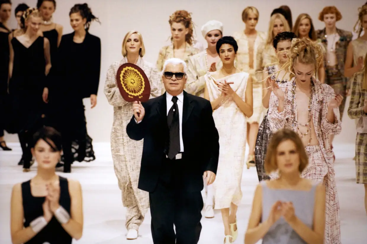 O final do desfile de pronto-a-vestir da Chanel para a primavera-verão de 1998