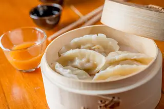 As gyosas de camarão com molho de ameixa são um dos petiscos servidos nesta tasca japonesa