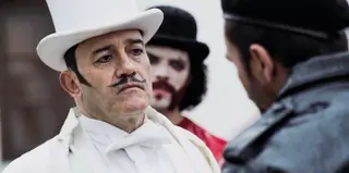 José Raposo é um homem que volta à terra onde nasceu, 40 anos após um acontecimento traumático