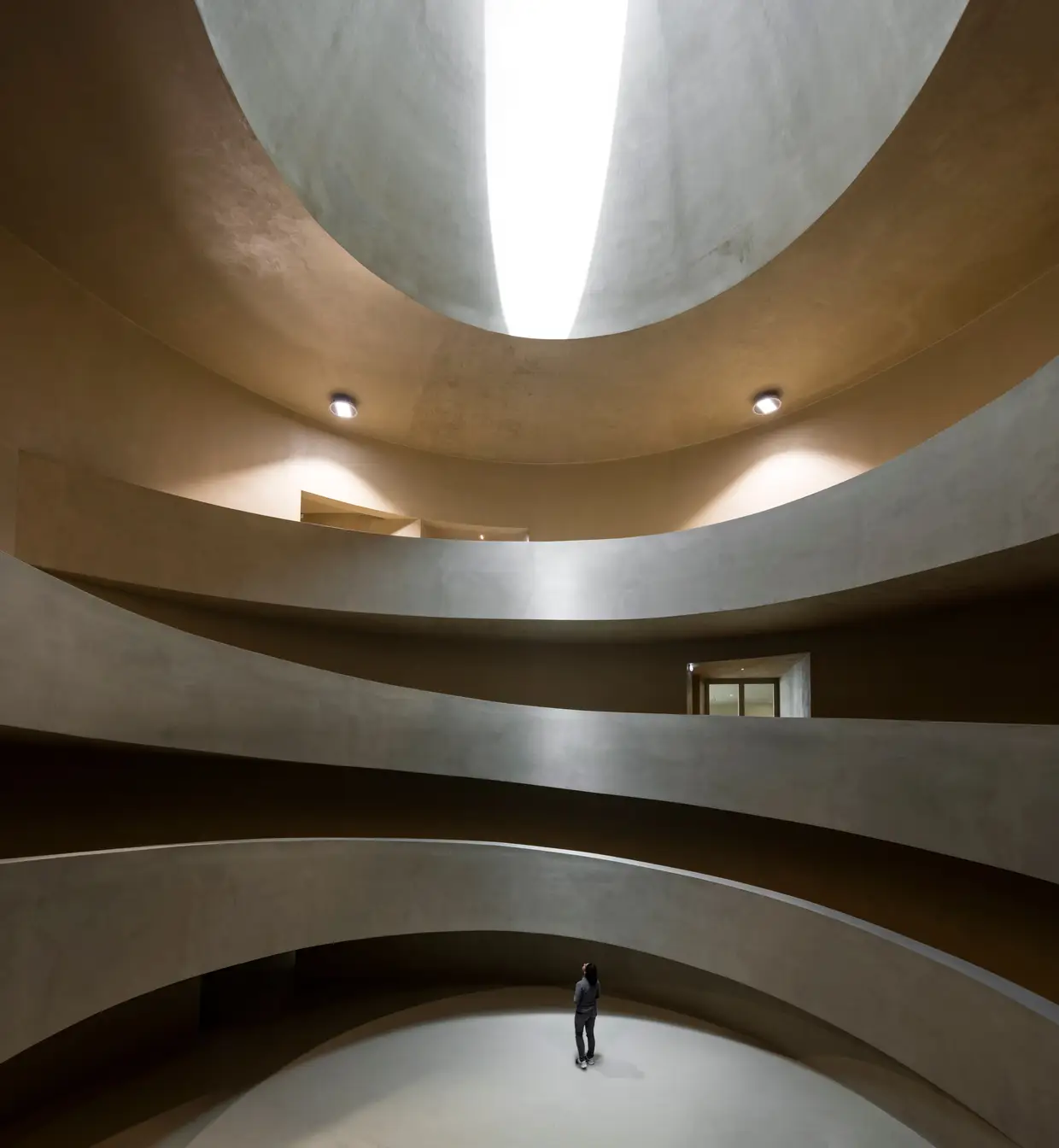 A arquitetura em espiral assemelha-se à do Museu Guggenheim de Nova Iorque