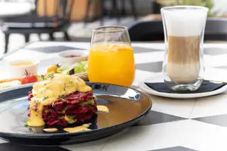 As panquecas de beterraba com ovo escalfado constam do menu Veggie Chic