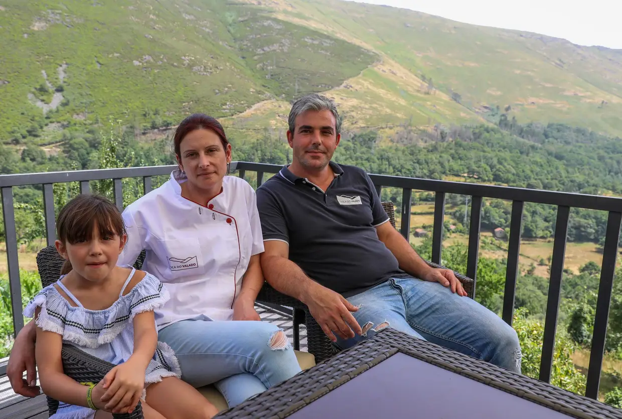 Em Mafómedes, onde paisagem ainda se oferece selvagem, fica o restaurante Tasca do Valado, liderado por Ricardo Rocha e Paula Pinheiro. A carne de vaca arouquesa é a rainha da casa, mas as tradições gastronómicas de Baião estão ali bem representadas, do cozido ao anho assado. E até um chef francês já de lá saiu a dizer: “Divinal”.