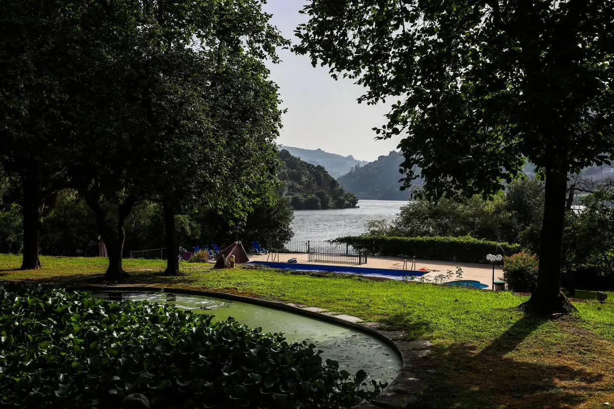 A Quinta da Ermida é um das referências do município em termos turísticos. O Douro está por todos os lados: diante dos olhos e ali ao lado, junto à linha de caminho de ferro, onde passam os comboios.