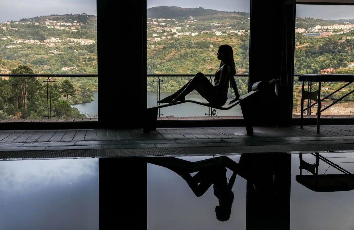 Em São Tomé de Covelas, Joana e Carlos Azeredo queriam amor e uma cabana. Bem...e talvez um estúdio com jacuzzi, um Spa com vista para o Douro, um salão de jogos, tartarugas, papagaios, “bambis”, javalis, patos, gansos, cabras e vacas de raça cachena, dessas que limpam as matas porque as vão comendo. O casal também queria produtos feitos em casa: pão, vinho, doce de limão, ervas aromáticas, chá biológico, bolachas, iogurtes e licores artesanais. A Quinta das Quintãs já é tudo isso nas mãos deles. “Ao mesmo tempo, estamos a dar vida às nossas raízes”, explica o casal.