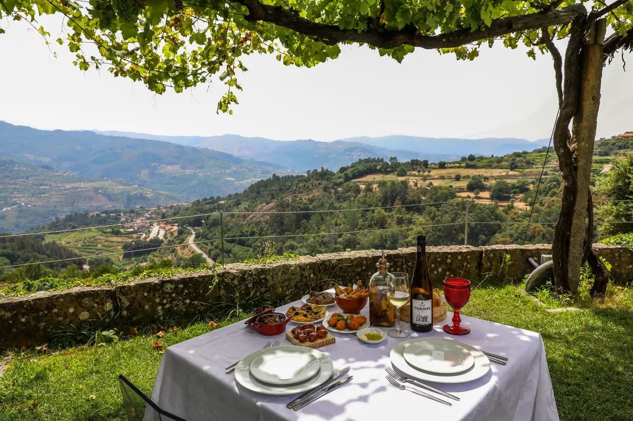 Na cozinha, o premiado cozinheiro António Queiróz Pinto, prepara o frango alourado com arroz de favas que Eça de Queiroz retratou (e o Jacinto comeu) n´A Cidade e as Serras. No restaurante de Tormes, a ementa viaja por receitas incluídas nas obras do escritor. “Podia estar noutro sítio, mas aqui trabalho para a minha terra”, justifica o jovem talento da gastronomia, filho de uma “figura rara e ser humano extraordinário, que é o António Pinto”, rosto do restaurante e da famosa Pensão Borges. “Um abraço do Toninho é uma força de ternura”, ilustra o jornalista da TSF.