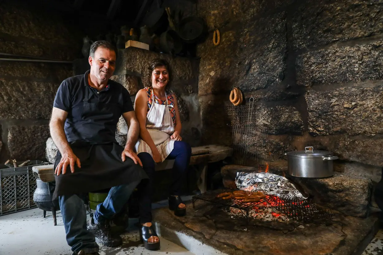A Tasquinha do Fumo, na aldeia de Almofrela, nasceu de uma antiga mercearia. A partir da cozinha com grelha na pedra, pote de ferro e forno a lenha, Isabel e Artur Soares ergueram um monumento à comida dos antepassados, onde reinam o bacalhau, o cozido e o cabrito assado, os licores dela, o tato dele, e o que mais aqui não cabe.