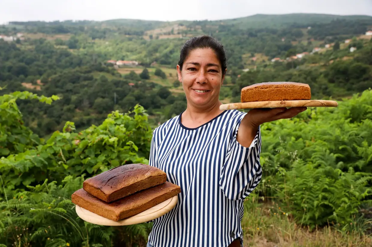 Na cidade chamam-lhe doce da Teixeira, mas aqui é biscoito da Teixeira. Sónia Pereira mete as mãos na massa pela única casa certificada na confeção deste produto regional. “Nas feiras há de tudo, mas este já o meu bisavô fazia”.