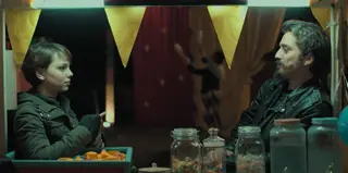 Marta (Filipa Areosa) abomina o circo, mas a empatia com Jonas (Diogo Martins), exímio atirador de facas, vai fazê-la mudar de ideias