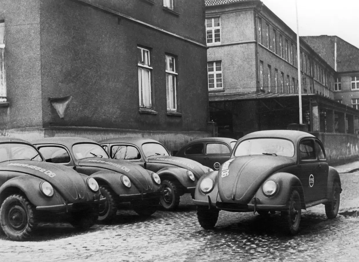 À porta da fábrica, em Bonneberg, em 1945