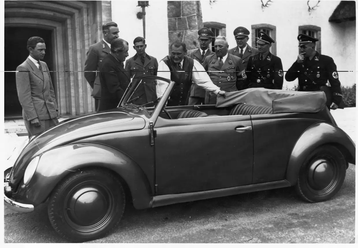 O Carocha começou a ser produzido na Alemanha durante o regime nazi. Aqui, em 1945