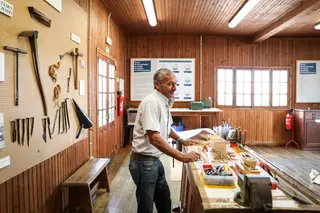 Fernando Dâmaso, 62 anos, o artesão responsável pela construção das réplicas de barcos do Núcleo Naval do Ecomuseu do Seixal