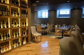 A garrafeira tem cerca de 130 referências de vinhos de quase todo o País
