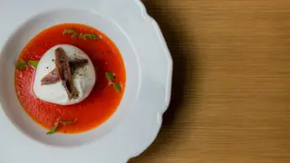 A burrata sobre uma geleia de pimentos vermelhos com anchovas em azeite é uma das entradas da ementa do novo restaurante italiano de Lisboa