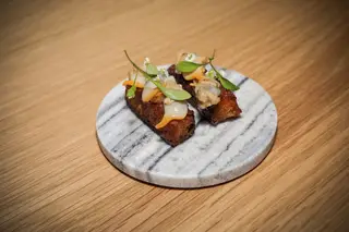 French toast, berbigão e pezinhos de porco