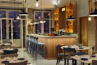 O Pisco Bar tem uma porta aberta para a rua para servir os clientes