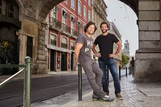Os chefes Diego Muñoz, o responsável pela ementa da Cantina Peruana, e José Avillez, o anfitrião, em frente à nova casa no Cais do Sodré