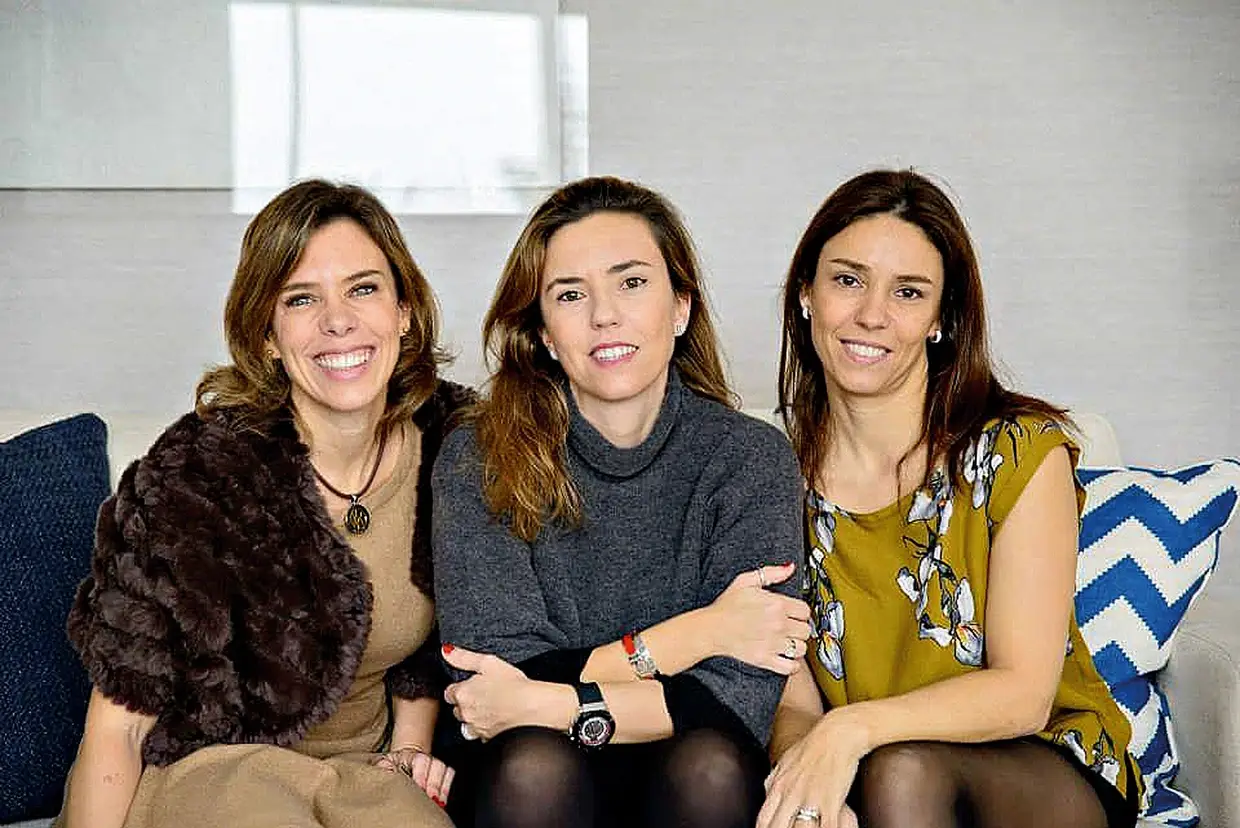 Filipa (esquerda) A irmã mais velha é a mulher das Matemáticas Aplicadas. Seguiu uma carreira ligada à informática, mais propriamente o software para desenvolvimento de sites. Agora está na gestão do Hotel Ritz. Lua (centro) Está mais ligada ao dia a dia da Semapa. Gere ainda a empresa que está a apostar nos negócios da chamada economia de rápido crescimento, criando uma aceleradora de startups. Mafalda (direita) Atleta olímpica na Coreia do Sul, em 1998, formou-se em Arquitetura de Interiores. Está mais virada para a gestão do vasto património imobiliário do grupo