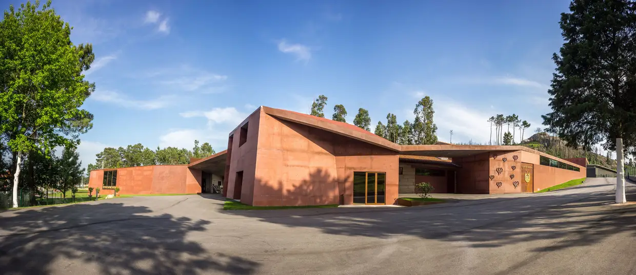 A Quinta da Pedra tem as paredes exteriores, de betão armado, cravadas de corações a imitar a filigrana
