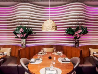 Inaugurado em abril de 2011, o Avenida SushiCafé tem um ambiente descontraído e moderno