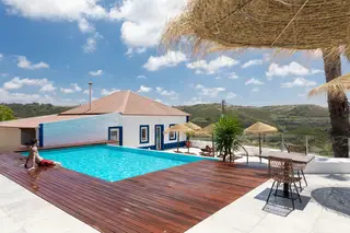 Com uma ampla zona ao ar livre, a Quinta do Lizandro tem também piscina com vista para o mar