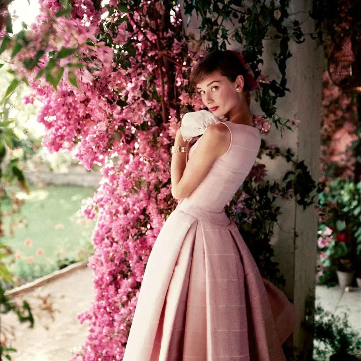 Audrey Hepburn (1929-1993), fotografada em La Vigna, a vila de Hepburn nos arredores de Roma, Glamour, dezembro de 1955
