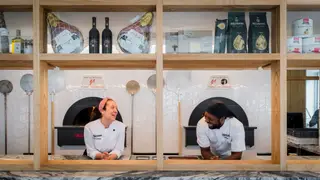 A chefe Laura Schneider e o pizzaiolo Sidney são os responsáveis pelos pratos que se podem saborear no Mano a Mano