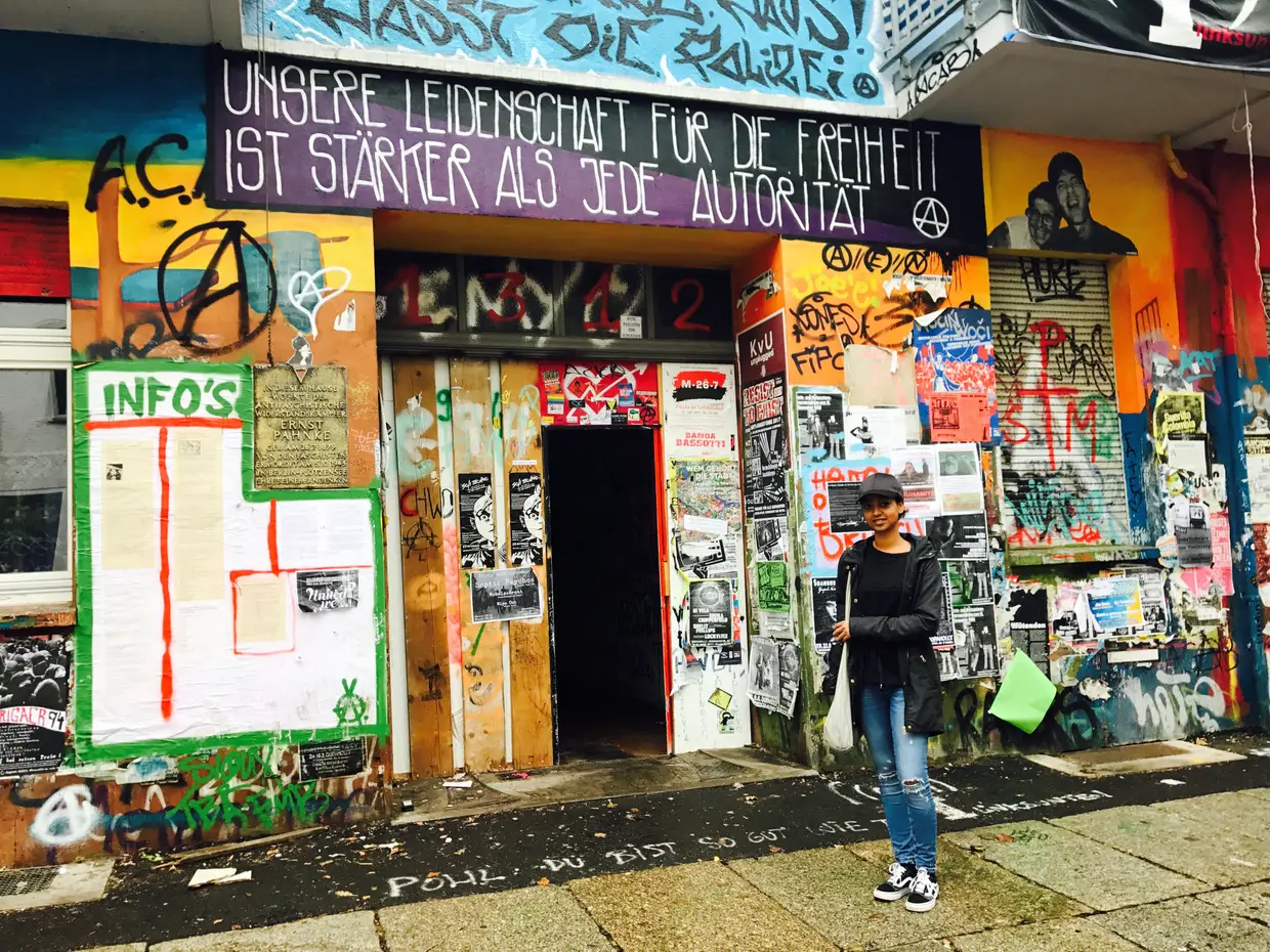 Rharwa At, muçulmana, tinha acabado de votar quando foi fotografada à porta da república anarquista anti-Afd, na Rigaer Strasse