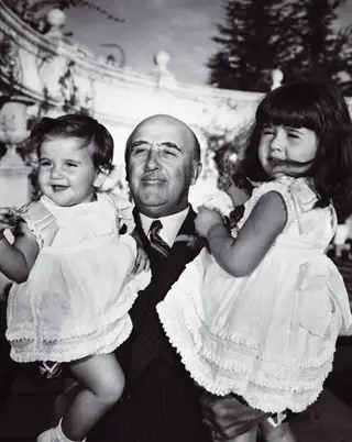 O ditador com as duas netas mais velhas no Palácio do Pardo, em Madrid, em 1953. Carmencita (à direita) tinha então dois anos