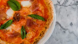 Neste restaurante qualquer uma das pizzas, como a margherita, pode ser pedida com massa napolitana ou romana, dependendo se aprecia massa leve e alta ou mais fina e crocante