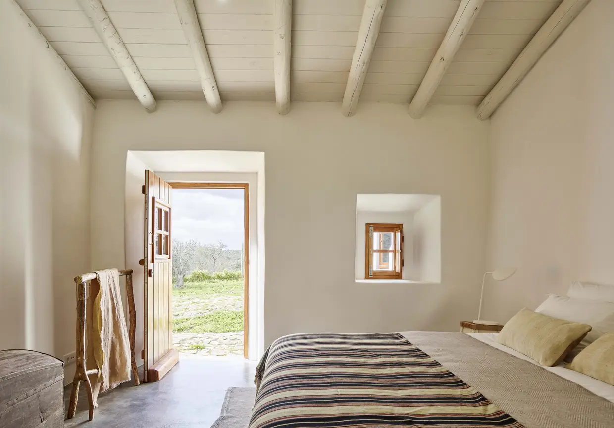 São as três casas para alugar – a Casa Caiada (com 3 quartos), a Stone House (com 1 quarto) e a Care Taker House (1 quarto)