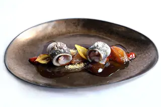O primeiro momento da ementa camiliana: sardinha, cebola e pimento
