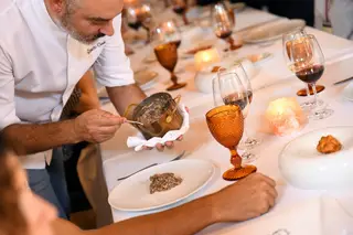 Renato Cunha serve a sua versão de arroz de frango, um galo de raça amarela e arroz carolino caldoso