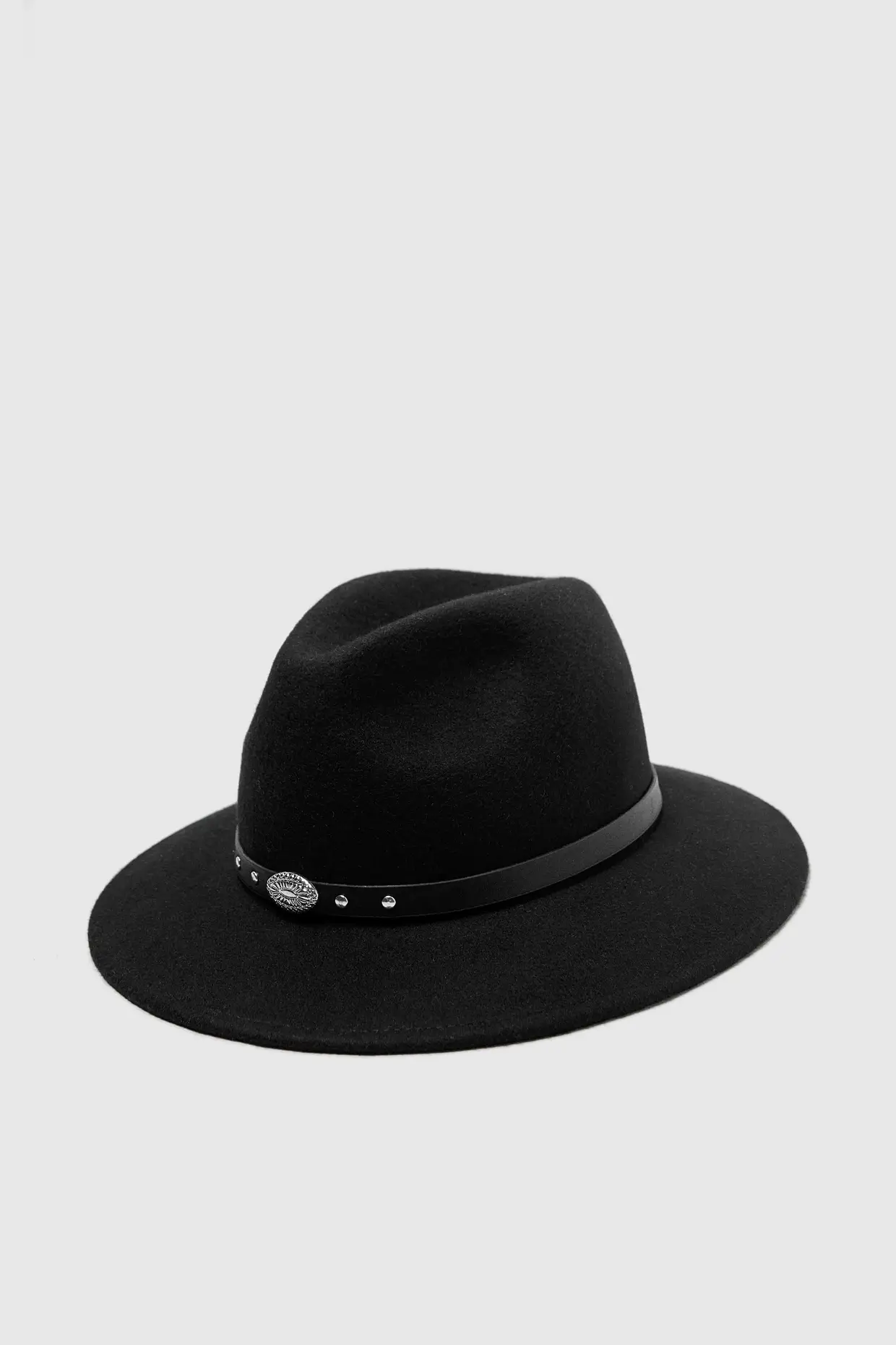 Chapéu de feltro com fita e aplicações, Zara, €29,95