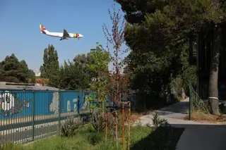 Em Alvalade, não falta sequer um jardim com miradouro para observar a partida e chegada dos aviões