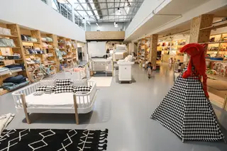 A loja WareHouse by Maria do Mar, de Mónica Albuquerque, foi pensada para as famílias com crianças. Em 400 metros quadrados, tem disponíveis cerca de 7 800 artigos de puericultura, livros e mobiliário para crianças, dos 2 aos 10 anos