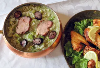O arroz de favas, enriquecido com rodelas de salpicão e moura, acompanha agora o frango, bem frito, ao contrário da descrição queirosiana, na qual eram pratos distintos