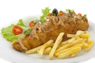 O bacalhau à Farnel, êxito de sempre, com posta alta e bem frita, bastante cebola refogada e sabor intenso