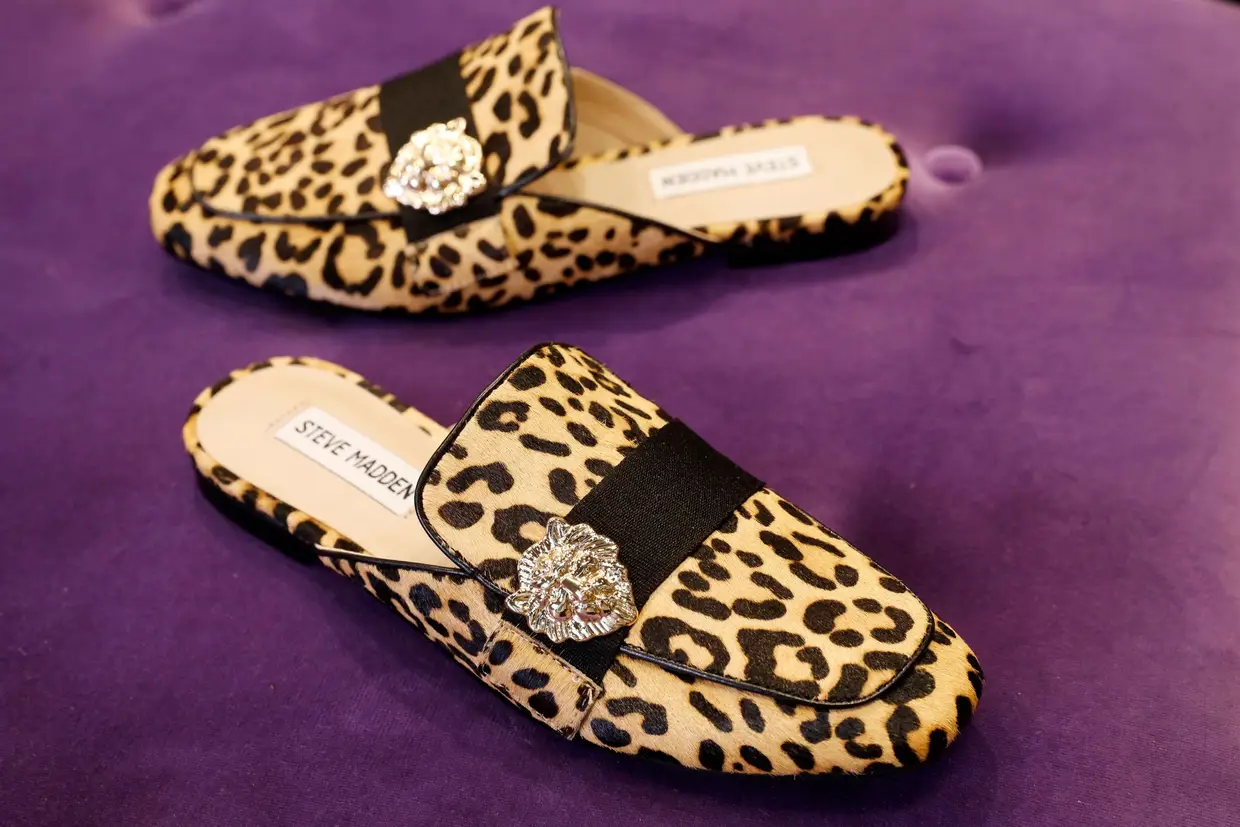 Mules em pele padrão leopardo, €110
