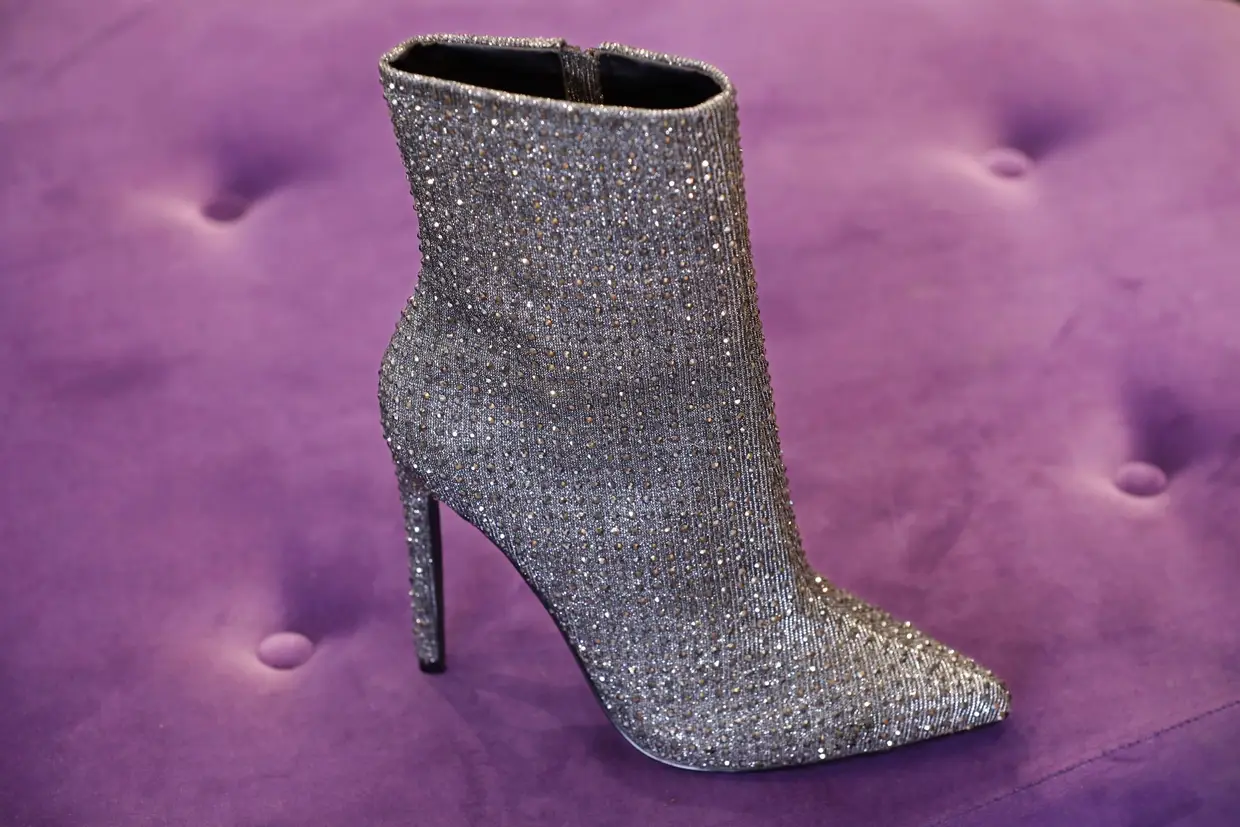 Coberto de brilhantes, ponta bicuda e com 11 centímetros de salto, o botim Wifey reflete o arrojo da Steve Madden (€139)