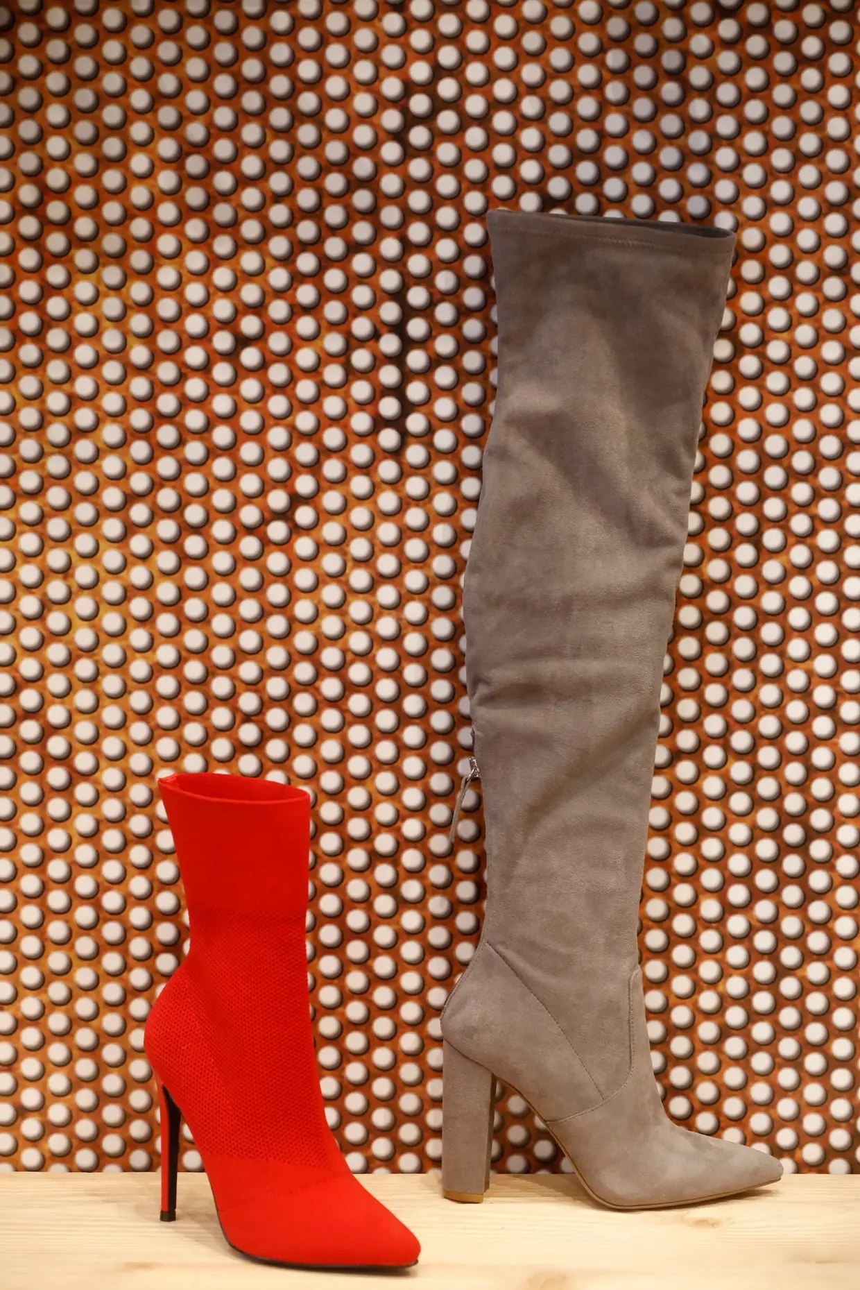 Botins com corpo de malha (€108) e botas de cano alto (€99)