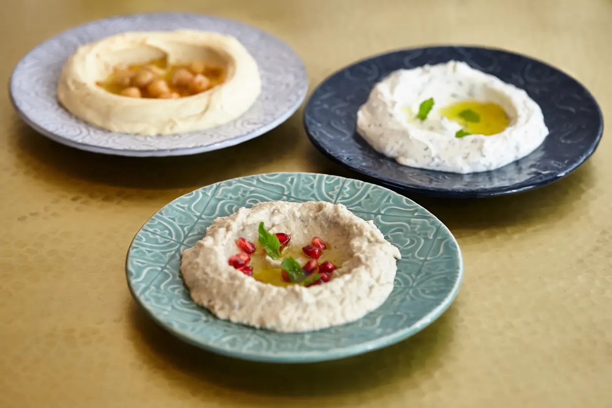 Na ementa do restaurante Za’atar, de inspiração libanesa, na categoria mezza frios, encontra-se, entre outras iguarias, hummus feito com pasta de grão com tahini, azeite e sumo de limão