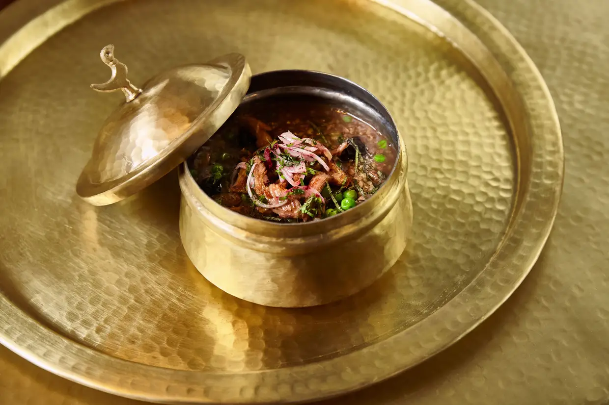 O prato Frikeh Bil Lahmeh, composto por trigo verde fumado, com perna de borrego assada lentamente, alperces secos, alecrim e especiarias árabes, servido com molho meske é um dos pratos da ementa do novo restaurante Za’atar