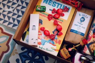 Tuga Box - Aos nostálgicos - Os emigrantes
são o principal público-alvo da Tuga Box, uma caixa recheada com produtos de origem portuguesa ou emblemáticos do mercado nacional, mas há mais quem se deixe seduzir por esta viagem ao passado. Rita Gomes lançou o projeto depois de uns amigos emigrados na China se maravilharem com o envio de rebuçados Flocos de Neve. A Tuga Box custa €30/mês ou €81/trimestre.
