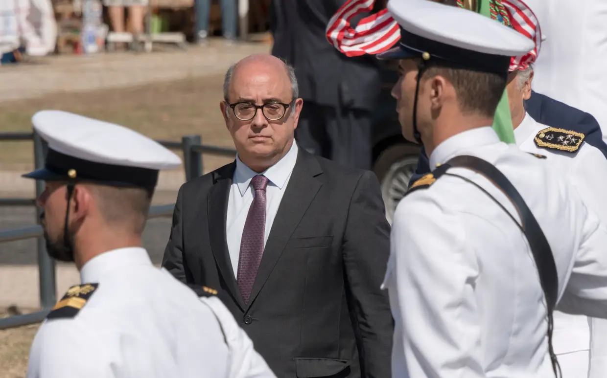 A demissão - Ainda Lucília Gago estava a receber cumprimentos e mensagens de felicitações e a notícia passou a ser a demissão do ministro da Defesa. Azeredo Lopes aguentou o escândalo do roubo de armas em Tancos, mas caiu com as suspeitas sobre as manobras de encenação de recuperação das mesmas.