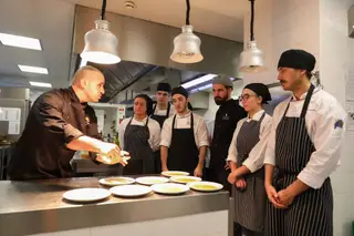 O chefe Hugo Dias dá as últimas indicações aos alunos da Escola de Hotelaria do Porto, que todos os dias testam a teoria em contexto real de trabalho