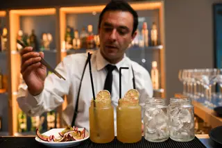 Com acesso direto à esplanada, no B' Artist servem-se cocktails e criativas entradas preparadas pelos alunos
