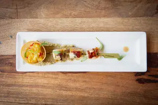 Satay de galinha, pani puri recheado com manga, puré de amendoim e café da Indonésia