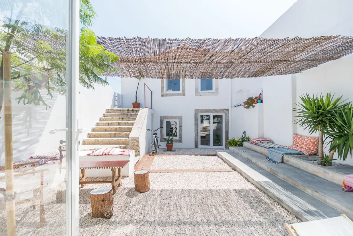 A Casa do Pico estende-se também a um pátio, a pedir tardes sem olhar para o relógio