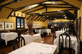 Uma casa com acolhimento caloroso, ambiente tranquilo, cozinha esmerada e serviço profissional