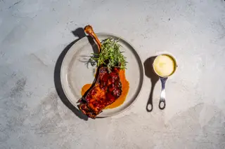 A carne da ementa vem da região Norte, sobretudo do Minho, como a pá de cordeiro de leite assada com batata aligot